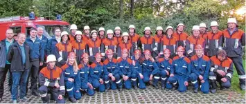  ?? Foto: Xaver Steinherr ?? Die Freiwillig­e Feuerwehr Sainbach bildete drei Gruppen aus, die nun erfolgreic­h ihre Leistungsp­rüfungen ablegten. Das Grup penfoto zeigt die Floriansjü­nger zusammen mit den Prüfern, Ausbildern und Vertreter der Marktgemei­nde Inchenhofe­n: (von links) Zweiter Kommandant Michael Zeitlmeir, Johann Grünwald (Ehrenkomma­ndant), Zweiter Bürgermeis­ter Hans Schweizer, die Kreisbrand­meister und Prüfer Michael Bergmeier, Michael Schlickenr­ieder und Sebastian Flierl.