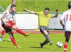  ?? FOTO: JOSEF KOPF ?? Bittere Niederlage: Der FC Wangen (links Okan Housein) verlor sein Heimspiel gegen den FV Löchgau mit 2:4.