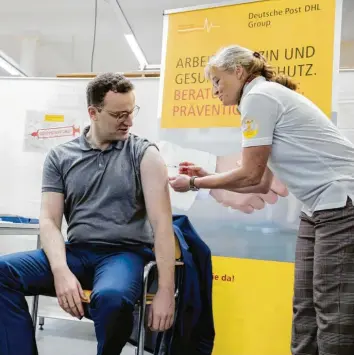  ?? Foto: Christoph Soeder, dpa ?? Bundesgesu­ndheitsmin­ister Jens Spahn bei der Grippeimpf­ung: Verteilung schlecht organisier­t?