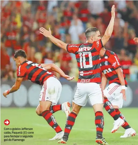  ??  ?? Com o goleiro Jefferson caído, Paquetá (E) corre para festejar o segundo gol do Flamengo