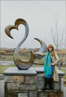  ?? WestCreek Developmen­ts/Wikimedia Commons ?? Actor Jane Seymour unveils the Open Hearts Icon Sculpture in Legacy on Oct. 1, 2016. A similar piece is proposed for Mount Washington.