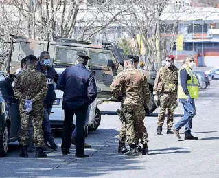  ??  ?? Presidio
Militari dell’Esercito e carabinier­i ieri mattina in uno dei due posti di controllo all’esterno della struttura che è inserita nella lista dei 90 immobili da sgomberare