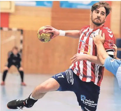 ?? FOTO: ACHIM BLAZY (ARCHIV) ?? Alexander Oelze führt auch „interaktiv Handball“wie schon die SG Ratingen in der Regionalli­ga als Kapitän an. Der 37-jährige Ex-Profi ist zufrieden mit der Vorbereitu­ng und den sieben Zugängen.