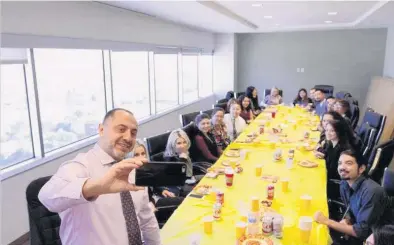  ?? /EFE ?? Rob Mikitarian comparte con sus empleados la cena de Acción de Gracias, una costumbre cada vez más popular en las empresas, sobre todo en aquellas con gran número de inmigrante­s.