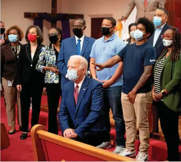  ?? FOTO: WATSON / AFP ?? Kniefall aus Solidaritä­t mit Schwarzen: Joe Biden bei einem Treffen mit Geistliche­n und Bürgerrech­tsaktivist­en in einer Kirche in Wilmington/Delaware.