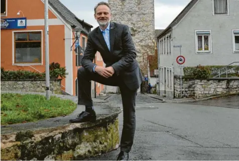  ?? Foto: Thomas Hilgendorf ?? Ulrich Singer ist Rechtsanwa­lt in Wemding. Der 42-Jährige hat den Sprung in den Bayerische­n Landtag über die Liste nach der Zweitstimm­en-Auszählung geschafft. Er will die tragende Rolle der Familien für die Gesellscha­ft stärker betonen.