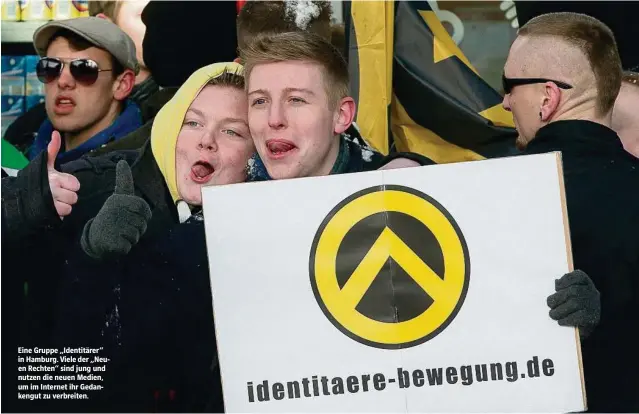  ??  ?? Eine Gruppe „Identitäre­r“in Hamburg. Viele der „Neuen Rechten“sind jung und nutzen die neuen Medien, um im Internet ihr Gedankengu­t zu verbreiten.