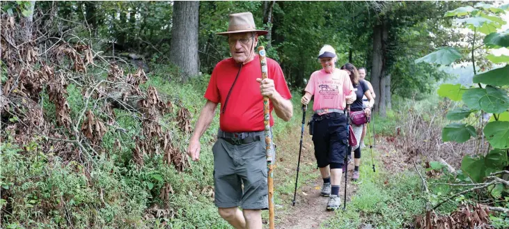  ??  ?? ARKANSAS DEMOCRAT-GAZETTE FILE PHOTOS
Bob Blenderman, left, and Bev Munsterman lead members of the Hill N’ Dale Hikers hiking club on a 5.8-mile-loop hike on the Pleasant Ridge Trail from Lake Atalanta in Rogers.