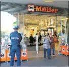  ??  ?? Müller-Filiale steht unter Polizeisch­utz