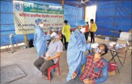  ?? BACHCHAN KUMAR/HT PHOTO ?? Medics take swab samples for Covid-19 test in Navi Mumbai on Wednesday