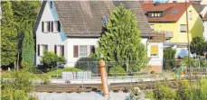  ?? FOTO: DPA ?? Ein Messgerät überwacht bei Rastatt die Bahnschien­en, die sich zuvor abgesenkt hatten.