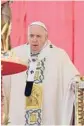  ?? VINCENZO PINTO/GETTY-AFP ?? Pope Francis stands near an altar Sunday at the Vatican.