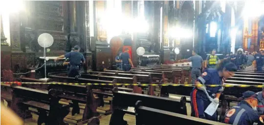  ?? EFE ?? Violência. Equipes de socorro e policiais atendem vítimas do atirador na Catedral Metropolit­ana de Campinas: ataque ocorreu após a missa das 12h15