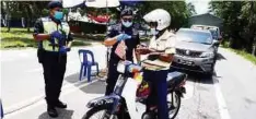  ??  ?? ANGGOTA polis melakukan pemeriksaa­n dalam sekatan jalan raya di kawasan PKPD di Kota Sarang Semut, Alor Setar.