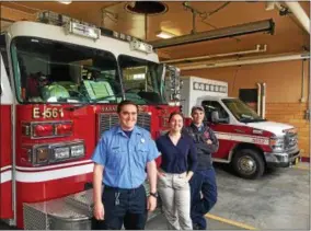  ?? JOSEPH PHELAN — JPHELAN@DIGITALFIR­STMEDIA.COM ?? Firefighte­r Bennett Haynes, intern Julie Stuart and Corey Helwig gather at the Lake Avenue Fire Station.