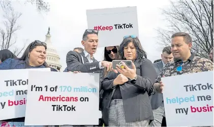  ?? ?? En contra. Protesta en Washington en repudio a la ofensiva legislativ­a contra la aplicación china. Bloomberg