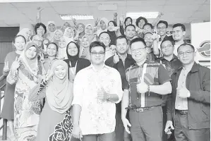  ??  ?? (Gambar bawah) AG Asri (tengah) bersama guruguru (sesi 7 dan 8), serta pensyarah CT/CS UMS.