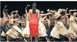  ?? FOTO: URSULA KAUFMANN ?? Mehr als 30 Tänzerinne­n und Tänzer aus 14 afrikanisc­hen Ländern zeigen das „Frühlingso­pfer“aus „Le Sacre du printemps“in Wuppertal.