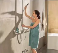  ?? FOTO: HANSGROHE/AKZ-O ?? Solider Haltegriff, elegante Brausestan­ge mit abnehmbare­r Ablage sowie zwei Halterunge­n für die Handbrause sind Multitalen­te für das Generation­enbad.