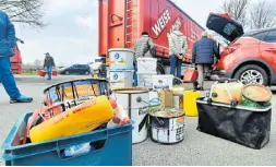  ?? ?? Der Lkw mit Anhänger fährt gerade erst auf den Platz, da stehen schon die Menschen mit ihrem Sondermüll bereit.