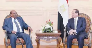  ??  ?? Al-Sisi, Al-Bashir discussed developing electricit­y, rail road connection­s, and economic trade between the two countries