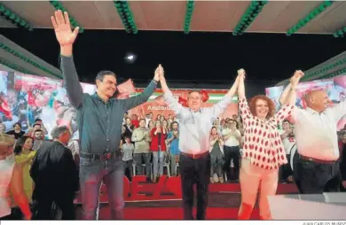  ?? JUAN CARLOS MUÑOZ ?? Pedro Sánchez y Juan Espadas, junto al alcalde de Dos Hermanas y la número dos en las listas del PSOE en Sevilla.