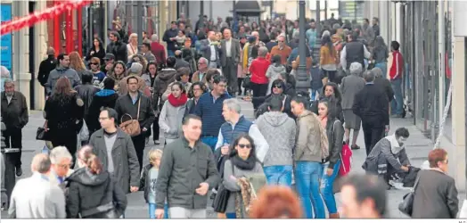  ?? M.G. ?? Gente en la calle en una zona comercial de Córdoba.