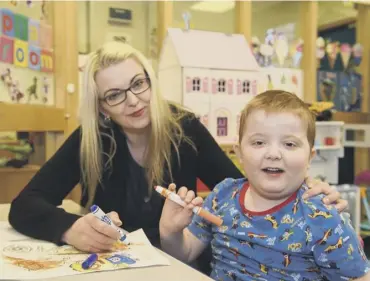  ?? PICTURE: IAN GEORGESON ?? 0 Karen Gray with son Murray, who has a severe form of epilepsy