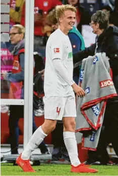  ?? Foto: Klaus Krieger ?? In München ausgebilde­t, beim FCA zum Torschütze­n im Duell mit dem Lehrbetrie­b aufgestieg­en: der 20-jährige Felix Götze beim 1:1 gegen den FCB.