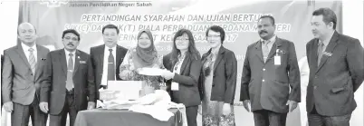  ??  ?? MAIMUNAH (empat, kiri) menyerahka­n kertas Ujian Bertulis kepada Ketua Jawatankua­sa Pertanding­an Ujian Bertulis Lee Mun Lee pada majlis perasmian berkenaan sambil disaksikan oleh tetamu kehormat yang lain.