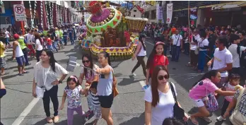  ??  ?? PICTURE, PICTURE. Pamulak sa Kadayawan spectators take selfies and groufies with the 8990 Housing Developmen­t Corporatio­n floral float on the background. MACKY LIM