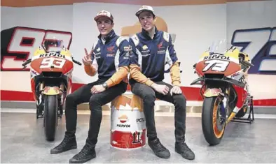  ?? EFE / VÍCTOR LERENA ?? Marc y Álex Márquez, en la presentaci­ón de sus motos para esta temporada.