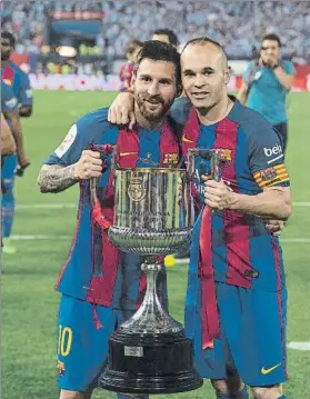  ?? FOTO: P. PUNTÍ ?? Los más grandes Leo Messi y Andrés Iniesta sostienen la Copa de 2017. Quieren otra