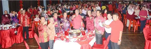  ??  ?? Awang Tengah (fifth right) with (from second left) Paulus, Hasbi, Henry, Dr Abdul Rahman (third right) and others giving a toss during the CNY dinner organised by Hockien Associatio­n of Limbang.