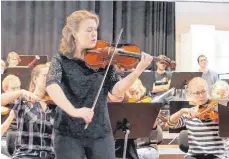  ?? FOTO: GÜNTER VOGEL ?? Maria-Elisabeth Lott trat im Bräuhaussa­l gemeinsam mit dem Uniorchest­er Ulm auf.