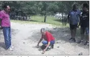  ??  ?? Un tournoi de pétanque pris très au sérieux.