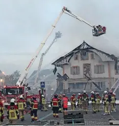  ?? 20MIN/NEWS-SCOUT ?? 120 Feuerwehrl­eute waren in Ins im Einsatz.