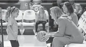  ?? BRIANNA PACIORKA/USA TODAY NETWORK ?? Tennessee head coach Kellie Harper talks to her daughter, Kiley, before a game against Florida A&M on Nov. 7.