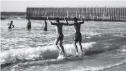  ??  ?? Un grupo emocionado corrió a bañarse en la playa.