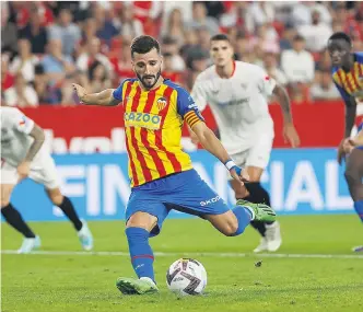  ?? EFE ?? Gayà lanza un penalti en el duelo ante el Sevilla de la primera vuelta, disputado en el Pizjuán.