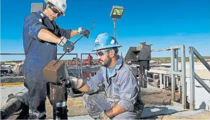  ?? RUBÉN DIGILIO ?? Shale. Técnicos en Vaca Muerta en Neuquén en plena tarea: producen 40.000 barriles diarios.