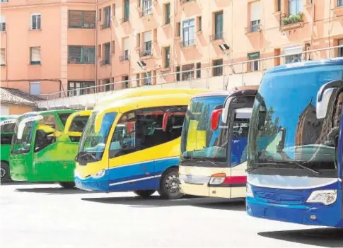  ?? ABC ?? Sobre estas líneas, varios autobuses turísticos