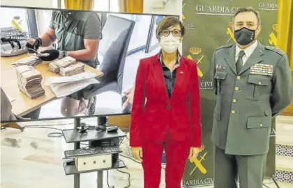  ?? RAÚL CARO (EFE) ?? La directora general de la Guardia Civil, María Gámez, y el general jefe de la IV zona Andalucía, Alfonso Rodríguez.