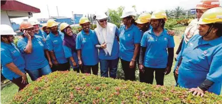  ?? [FOTO IQMAL HAQIM ROSMAN/BH] ?? Nor Azian bersama pekerja wanita yang turut bertugas di Kilang Kelapa Sawit Tanah Merah, Port Dickson.