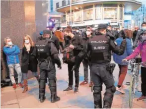  ?? EFE ?? Controles policiales anoche en Madrid para evitar incidentes