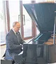  ?? FOTO: DPA ?? Putin wartete am Klavier auf Chinas Staatschef Xi.