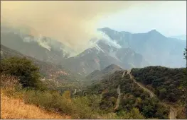  ?? KNP COMPLEX FIRE INCIDENT COMMAND ?? Smoke plumes rise from the Paradise Fire in Sequoia National Park.