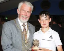  ??  ?? Cillian Byrne from Cleariesto­wn receives his trophyfrom Cllr. Jim Moore for winning the Under-16 competitio­n.