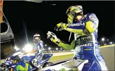  ?? MOTO GP ?? PANAS: Valentino Rossi (kanan) berseteru dengan Jorge Lorenzo pada free practice keempat di Qatar (19/3). Hubungan keduanya terus memanas.