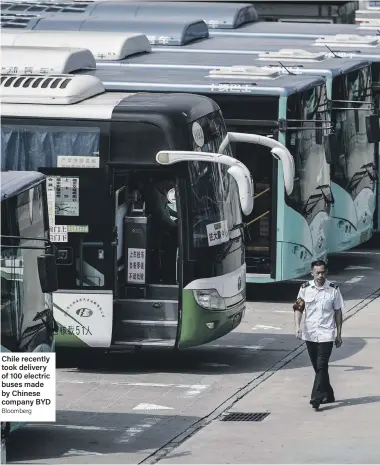  ?? Bloomberg ?? Chile recently took delivery of 100 electric buses made by Chinese company BYD